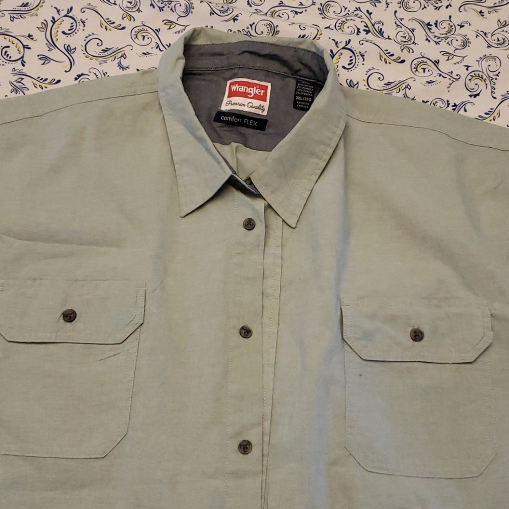 Gently used Wrangler Men's dress shirt